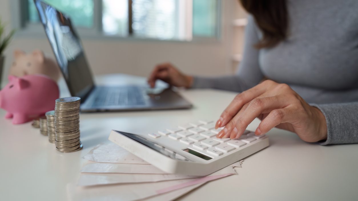 woman hand coins on desk